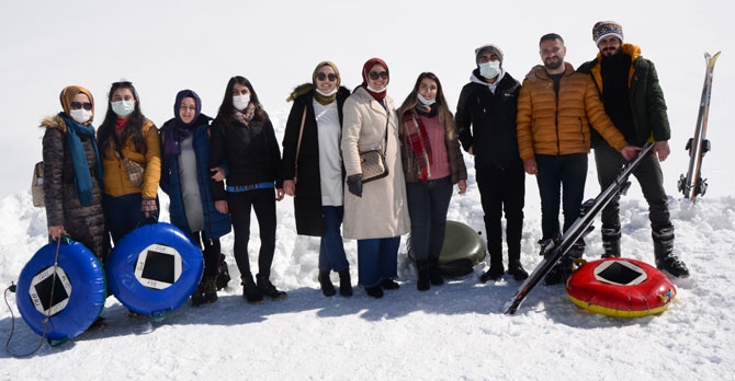 Hakkarililer hafta sonu kayak merkezine akın etti 50