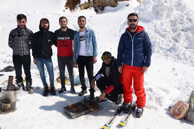 Hakkarililer hafta sonu kayak merkezine akın etti 56