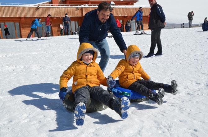 Hakkarililer hafta sonu kayak merkezine akın etti 60