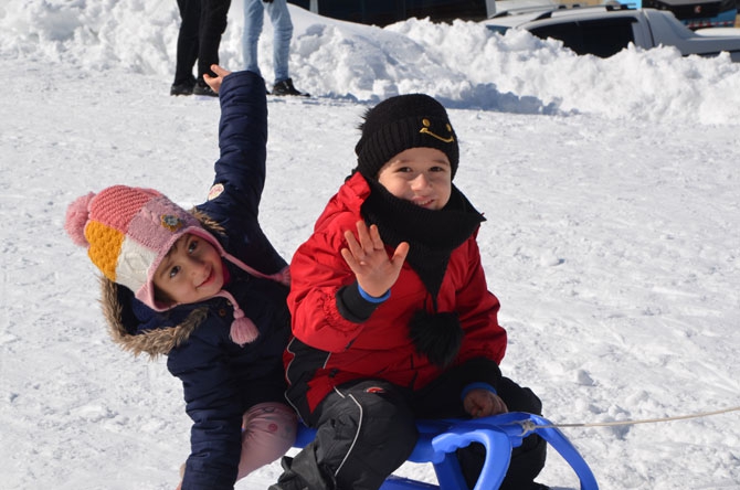 Hakkarililer hafta sonu kayak merkezine akın etti 61