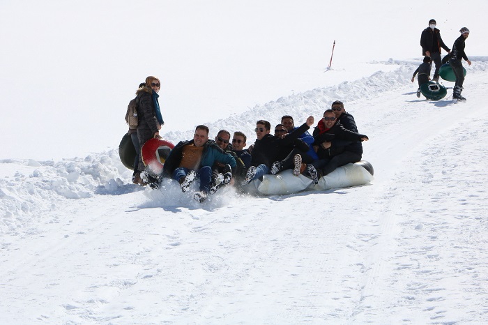 Hakkarililer hafta sonu kayak merkezine akın etti 7
