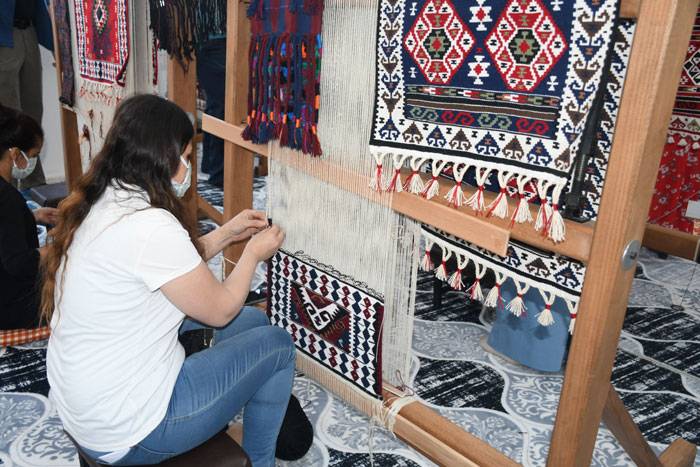 Hakkari Halk Eğitim Merkezinden yıl sonu sergisi 13