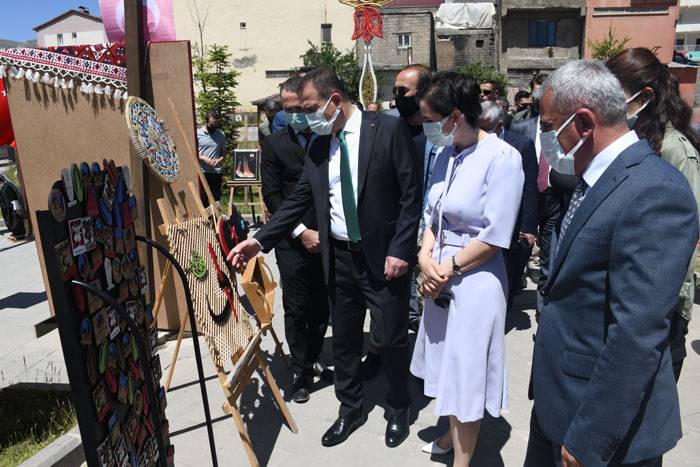Hakkari Halk Eğitim Merkezinden yıl sonu sergisi 21