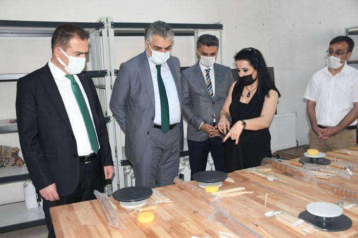 Hakkari Halk Eğitim Merkezinden yıl sonu sergisi 4