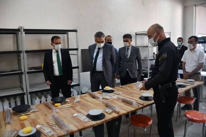 Hakkari Halk Eğitim Merkezinden yıl sonu sergisi 5