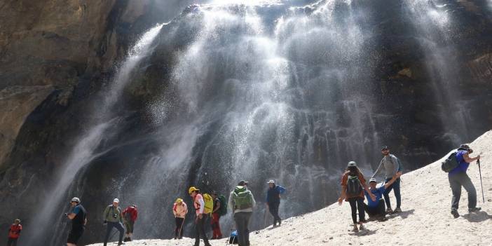 Hakkari'de Erimenin başladığı 20 bin yıllık buzulları gezdiler