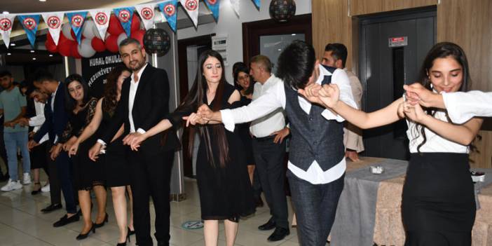 Kural Okulları’ndan görkemli mezuniyet töreni