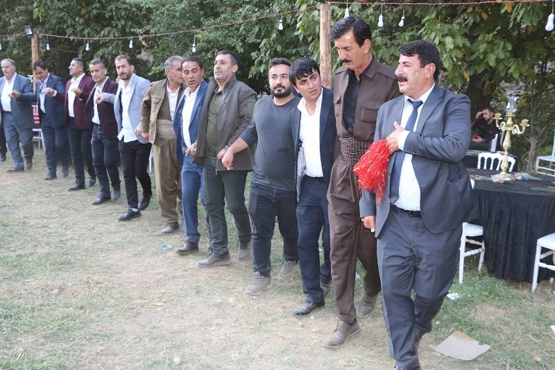 Çiftçi ailesinde görkemli düğüné 100