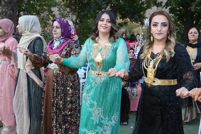 Çiftçi ailesinde görkemli düğüné 104