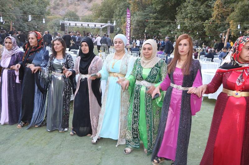 Çiftçi ailesinde görkemli düğüné 111