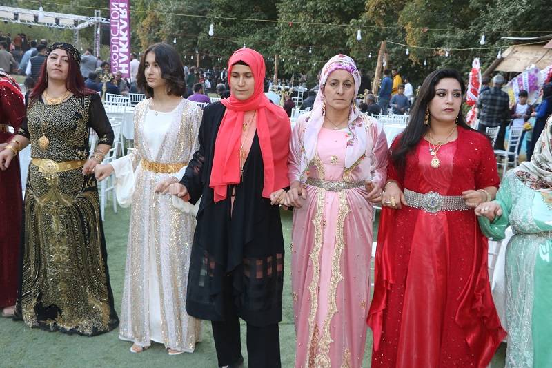 Çiftçi ailesinde görkemli düğüné 112