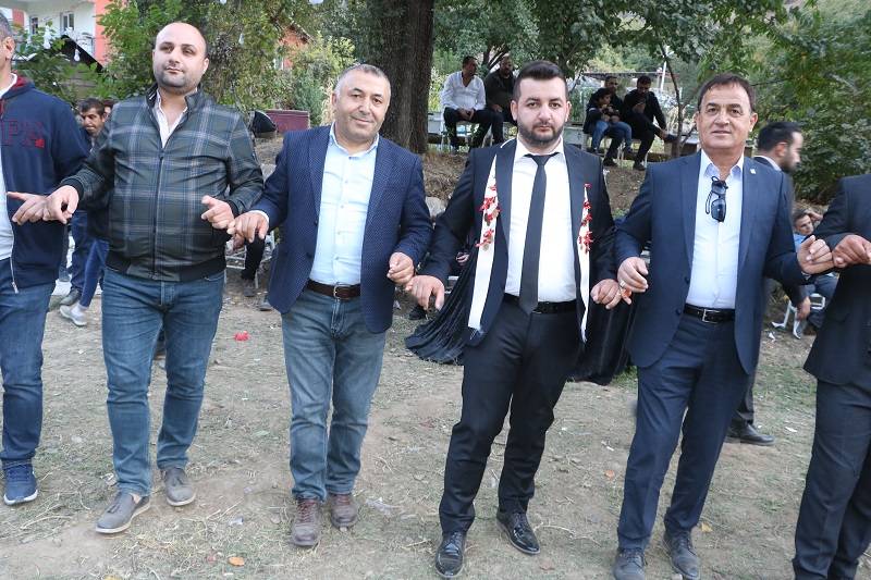 Çiftçi ailesinde görkemli düğüné 115