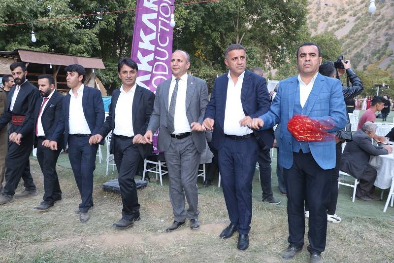 Çiftçi ailesinde görkemli düğüné 122