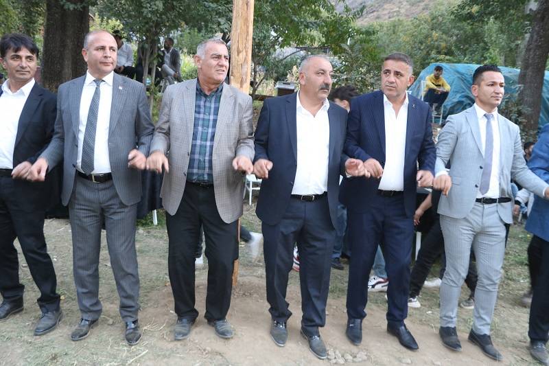 Çiftçi ailesinde görkemli düğüné 125