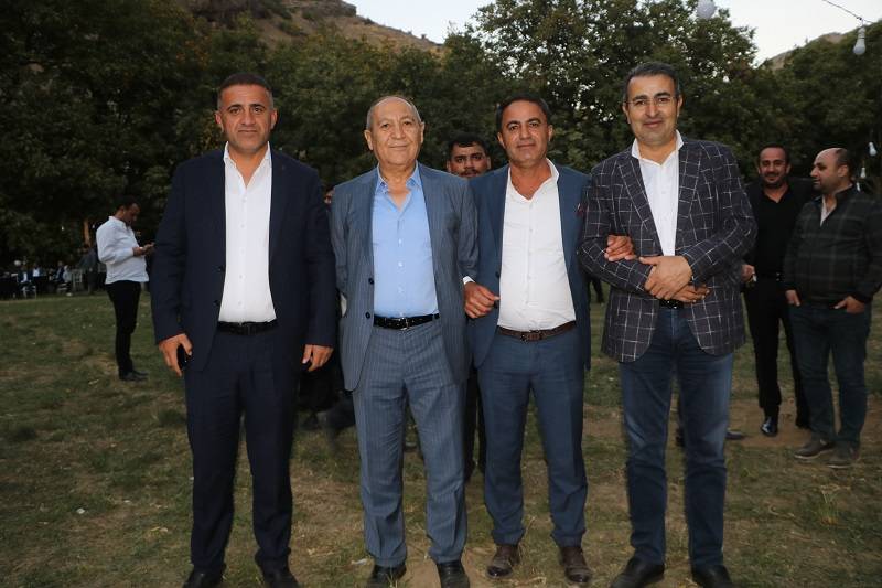 Çiftçi ailesinde görkemli düğüné 143