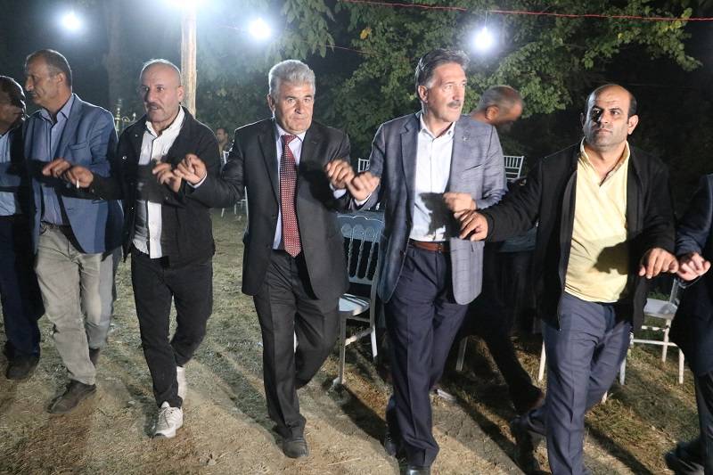 Çiftçi ailesinde görkemli düğüné 158