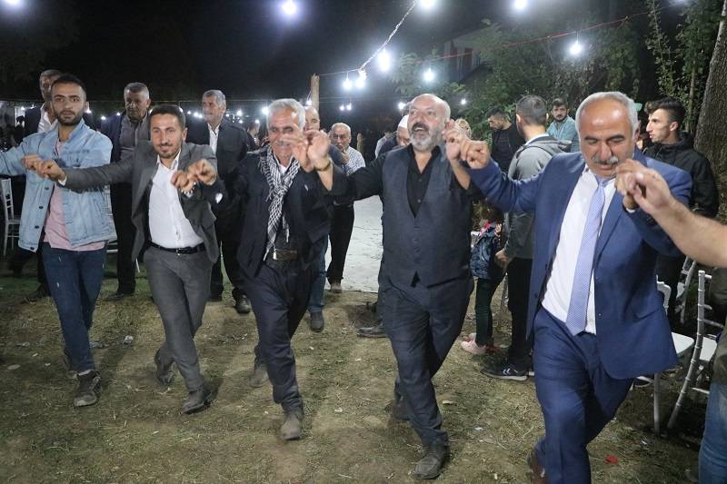 Çiftçi ailesinde görkemli düğüné 163