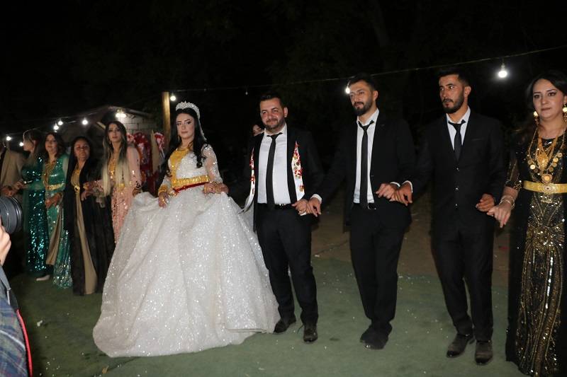 Çiftçi ailesinde görkemli düğüné 171