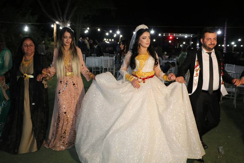 Çiftçi ailesinde görkemli düğüné 179