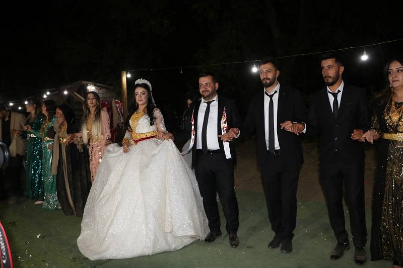 Çiftçi ailesinde görkemli düğüné 180