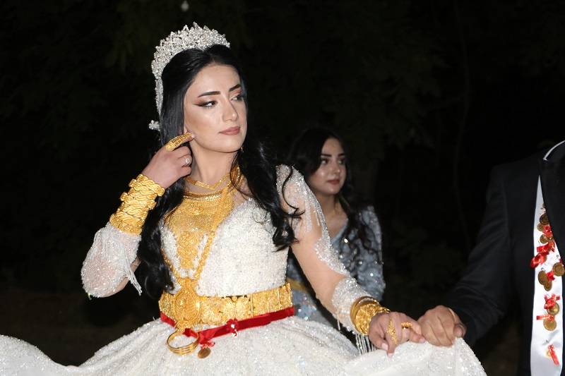 Çiftçi ailesinde görkemli düğüné 182