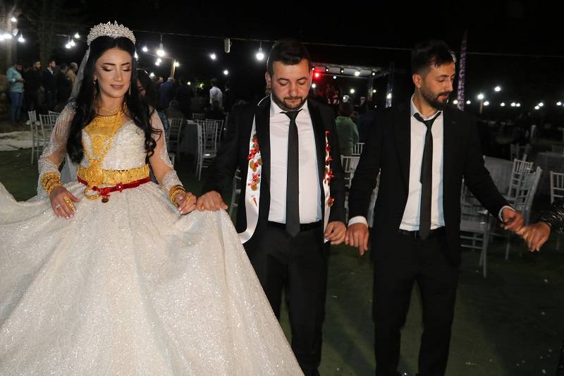 Çiftçi ailesinde görkemli düğüné 183