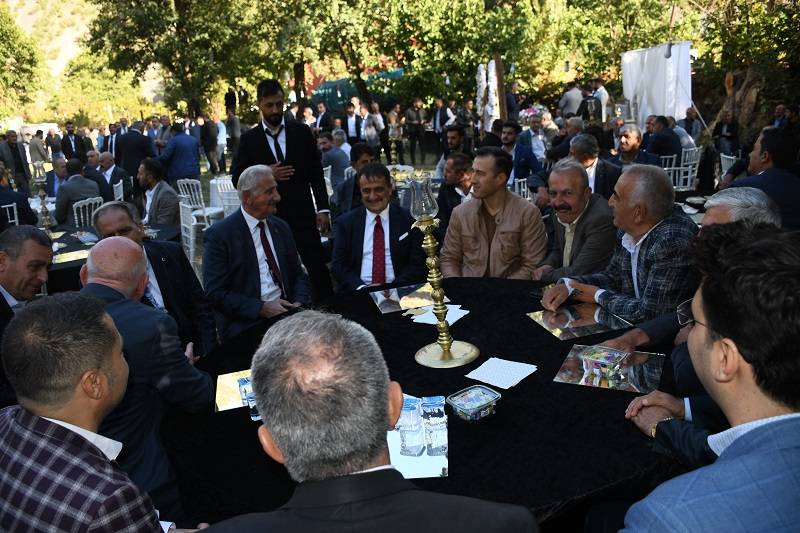 Çiftçi ailesinde görkemli düğüné 187