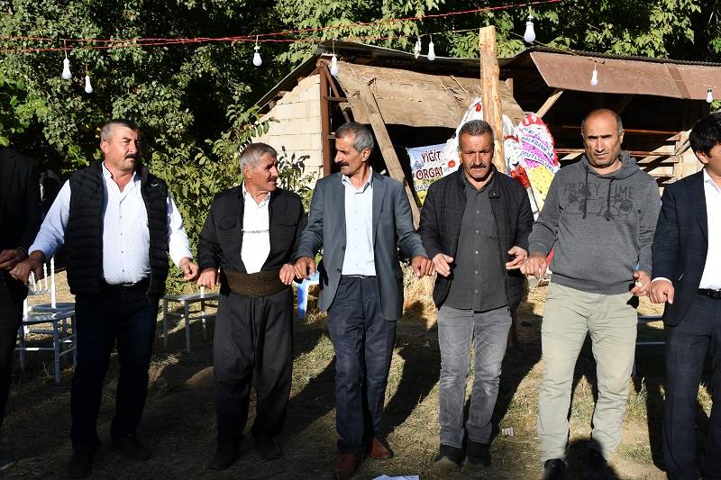 Çiftçi ailesinde görkemli düğüné 190