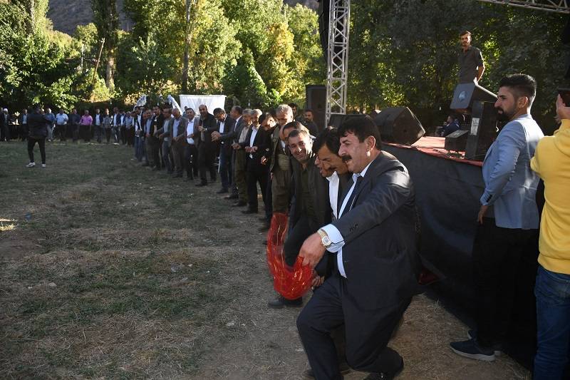 Çiftçi ailesinde görkemli düğüné 192