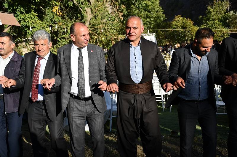 Çiftçi ailesinde görkemli düğüné 194