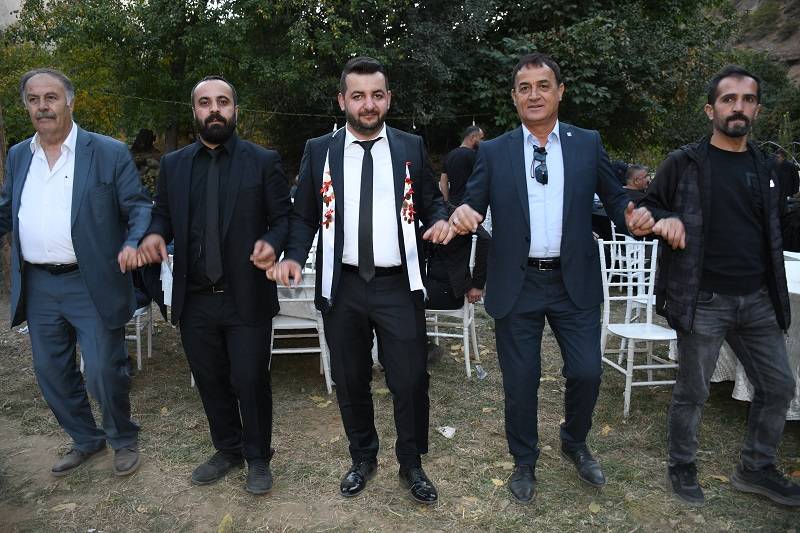 Çiftçi ailesinde görkemli düğüné 199