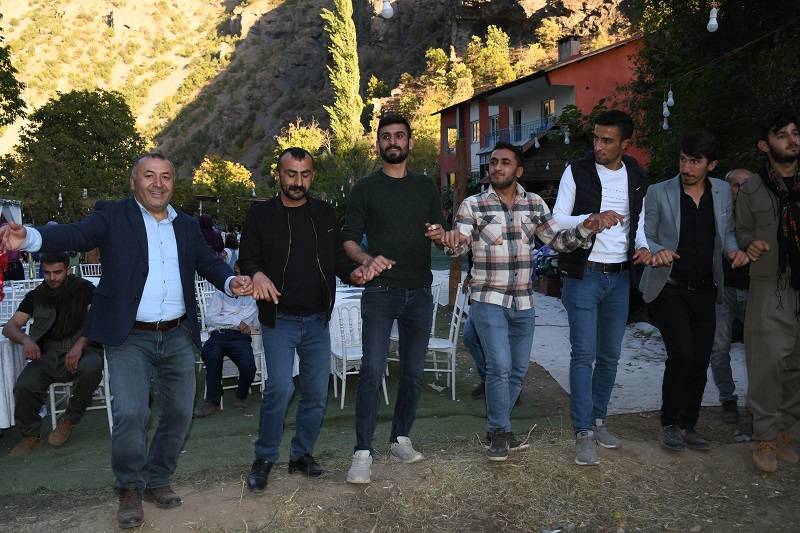 Çiftçi ailesinde görkemli düğüné 203