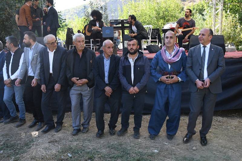 Çiftçi ailesinde görkemli düğüné 209