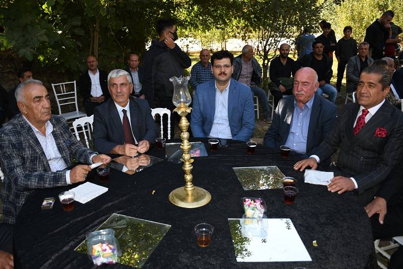 Çiftçi ailesinde görkemli düğüné 210