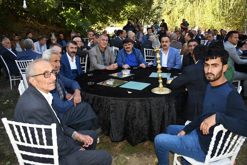 Çiftçi ailesinde görkemli düğüné 212