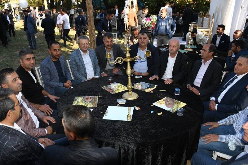 Çiftçi ailesinde görkemli düğüné 215