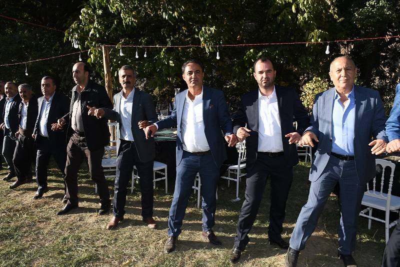 Çiftçi ailesinde görkemli düğüné 216