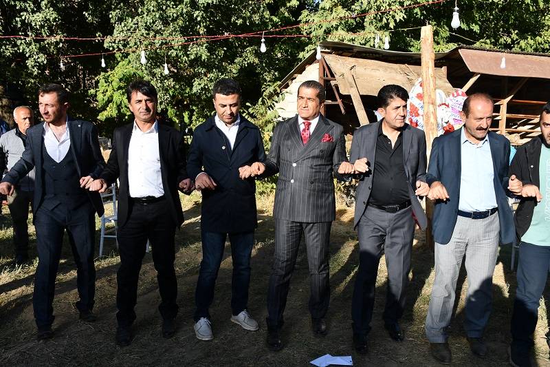 Çiftçi ailesinde görkemli düğüné 219