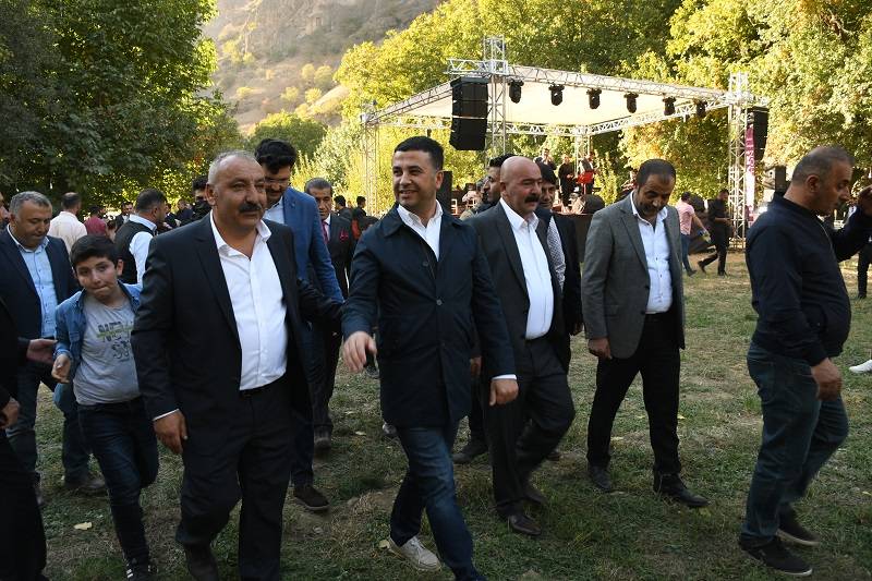 Çiftçi ailesinde görkemli düğüné 220