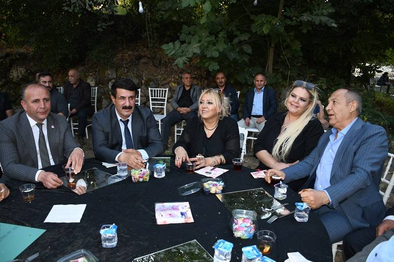 Çiftçi ailesinde görkemli düğüné 225