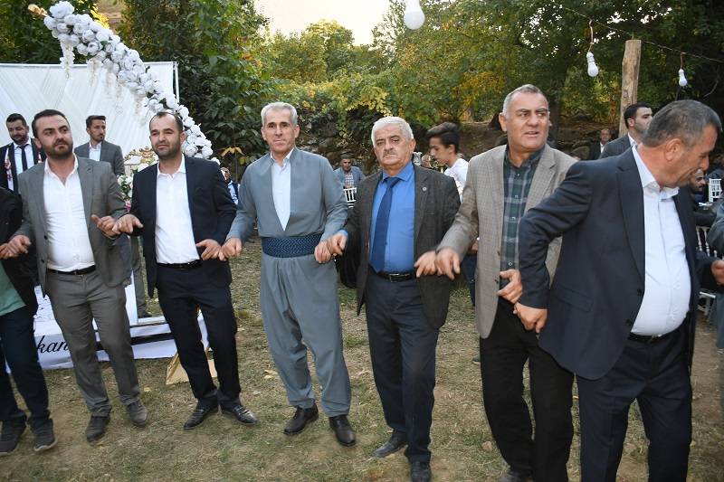 Çiftçi ailesinde görkemli düğüné 228