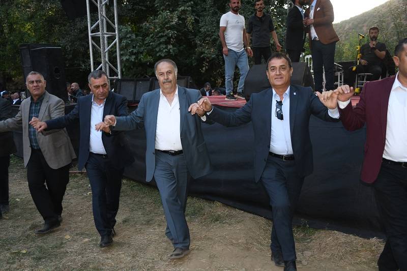 Çiftçi ailesinde görkemli düğüné 229