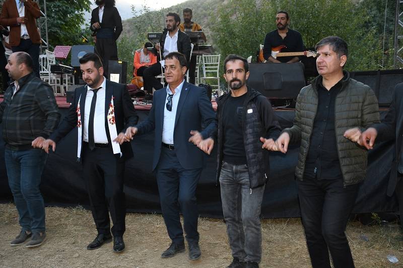 Çiftçi ailesinde görkemli düğüné 233