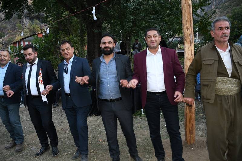 Çiftçi ailesinde görkemli düğüné 236