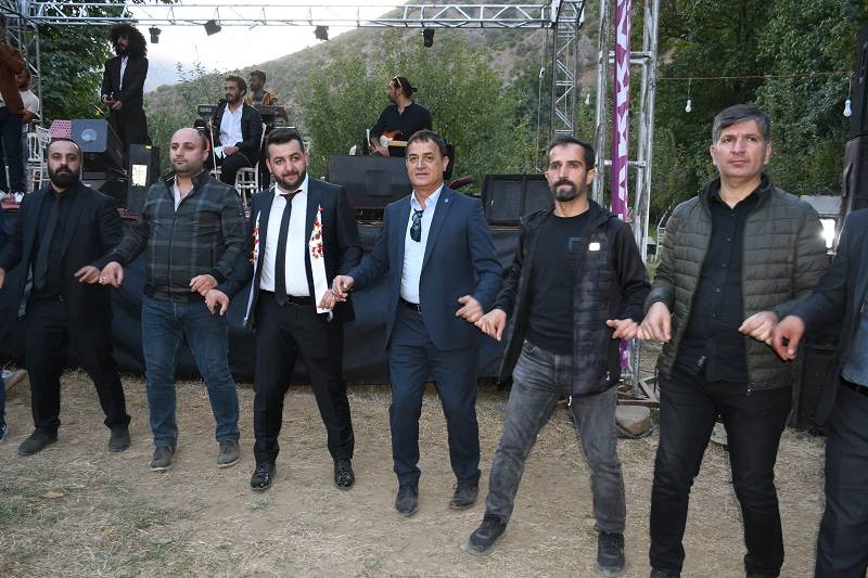 Çiftçi ailesinde görkemli düğüné 237