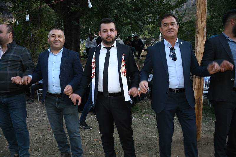 Çiftçi ailesinde görkemli düğüné 238