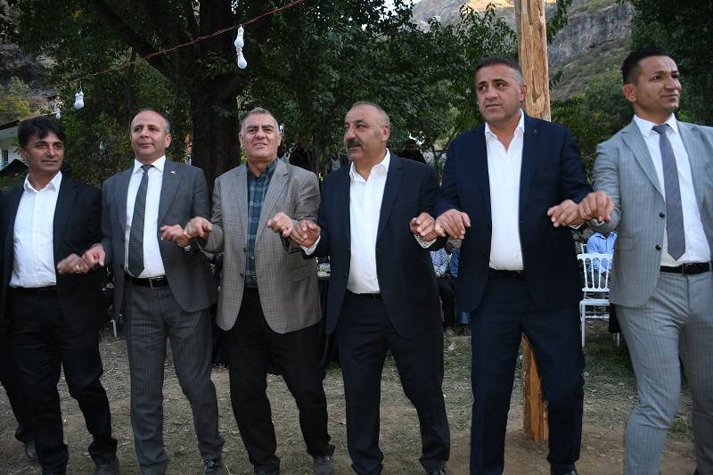 Çiftçi ailesinde görkemli düğüné 239