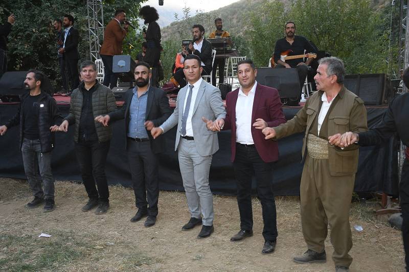 Çiftçi ailesinde görkemli düğüné 240