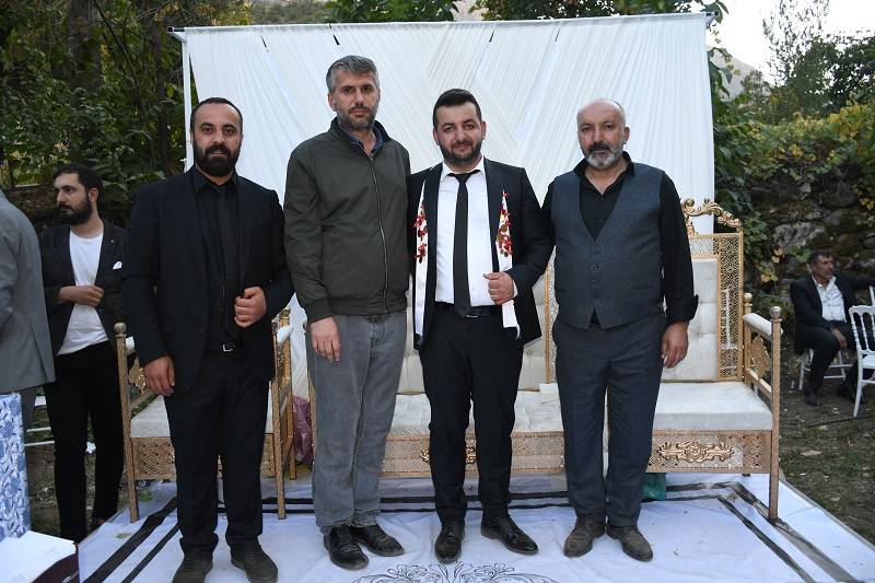 Çiftçi ailesinde görkemli düğüné 241