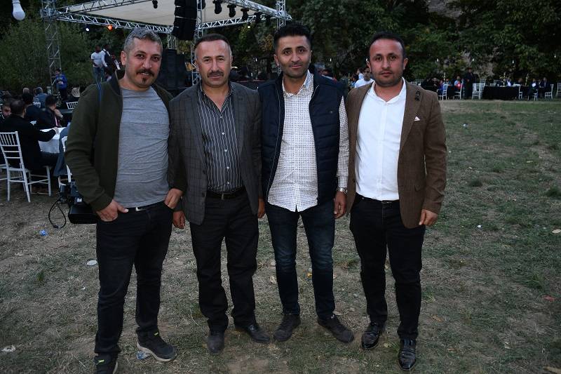 Çiftçi ailesinde görkemli düğüné 244